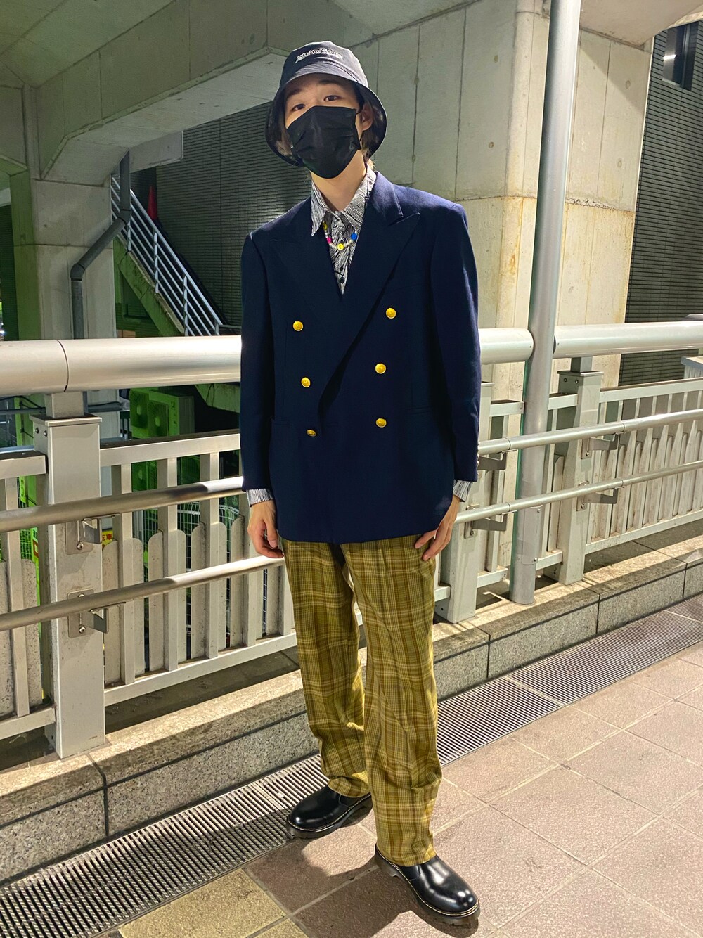 ブルー系のテーラードジャケット、グレー系のシャツ/ブラウス、ブラウン系のスラックスを着用したメンズの秋コーディネートの1枚目の写真