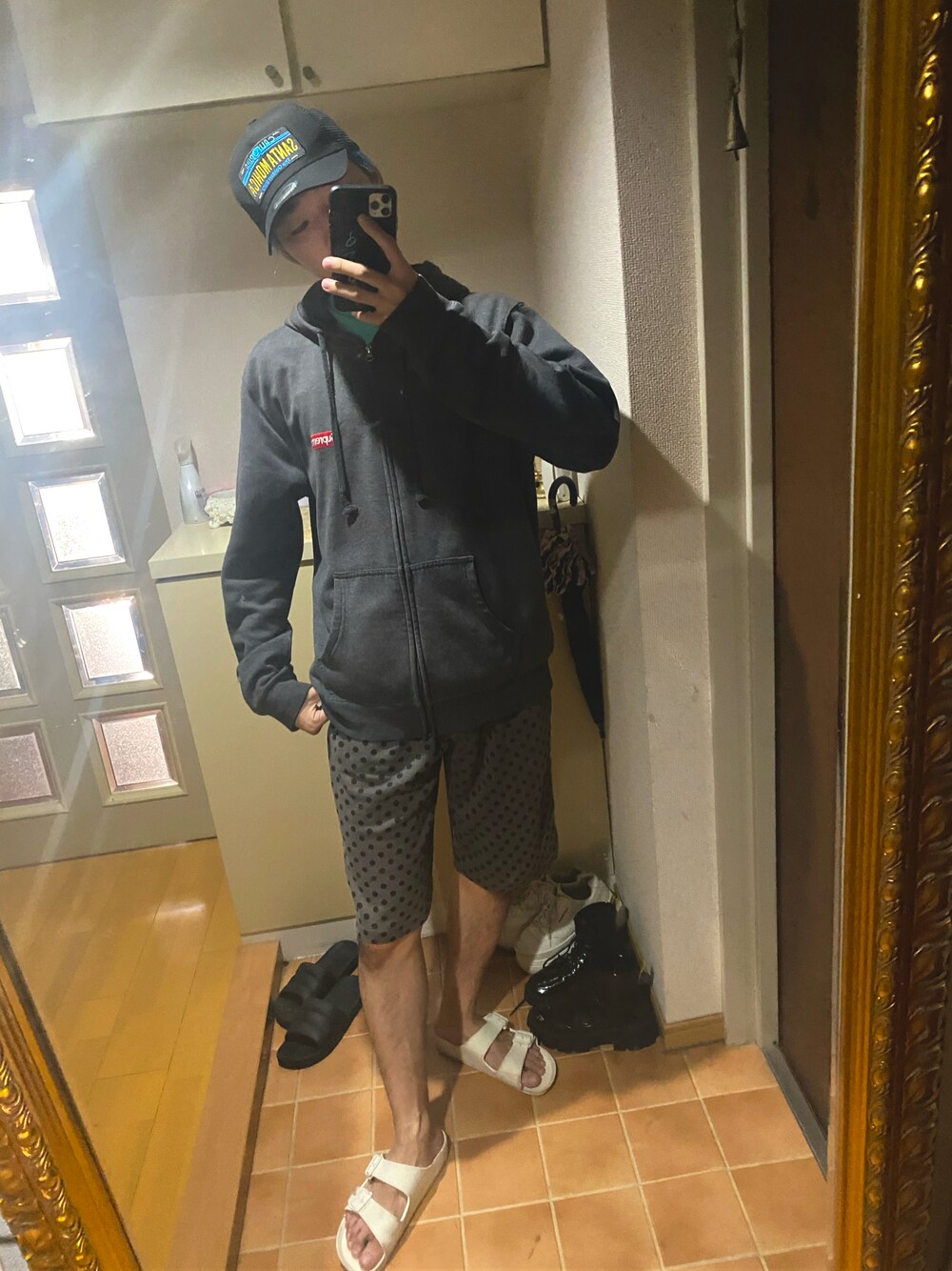 「キャップ、メッシュ、サンダル、ハーフパンツ、ジップパーカ、ラフ、NEW ERA、ゆるコーデ、休日スタイル、秋コーデ、パジャマ、プチプラ、シンプルコーデ、プチプラコーデ、ラフコーデ」｜「ドン・キホーテのアイテム（サンダル、ホワイト系）」を使った、TAIYOさん（メンズ・174cm）の秋コーディネートの1枚目の写真