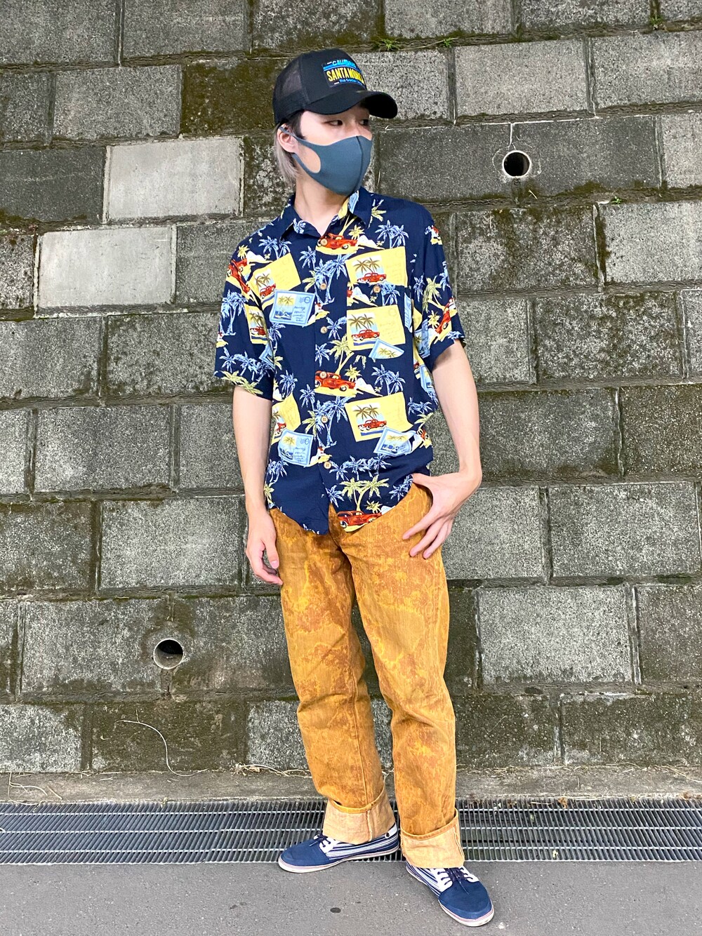 オレンジ系のデニムパンツ、ブルー系のシャツ/ブラウス、ブルー系のスニーカーを着用したメンズの夏コーディネートの1枚目の写真