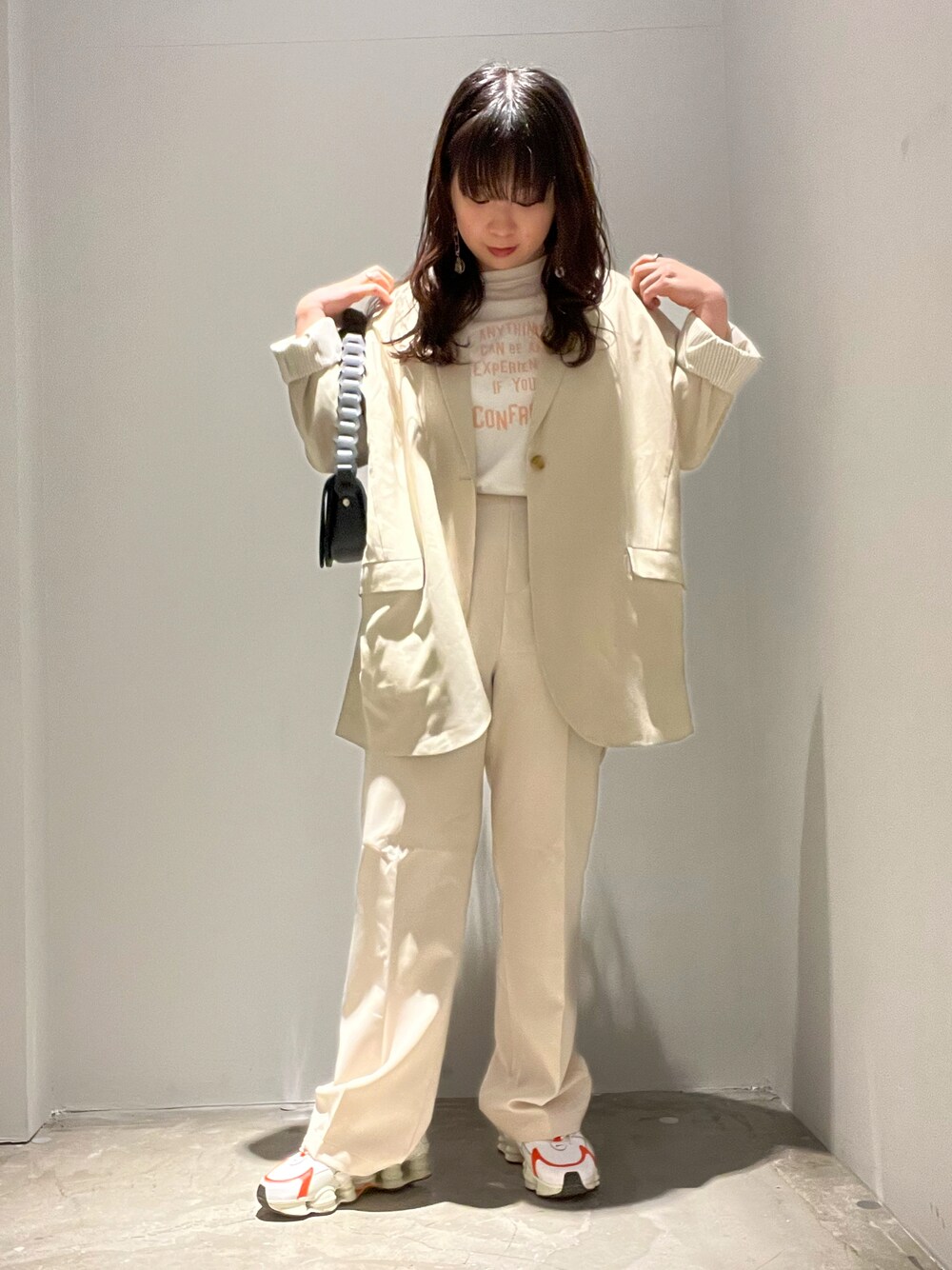 「ワントーンコーデ、淡色コーデ、NIKE、差し色、ジャケット、スラックス」｜「AMERICAN HOLICの美・美・美ストレートパンツ（その他パンツ、ベージュ系）」を使った、❦yunaさん（レディース・156cm）の冬コーディネートの1枚目の写真