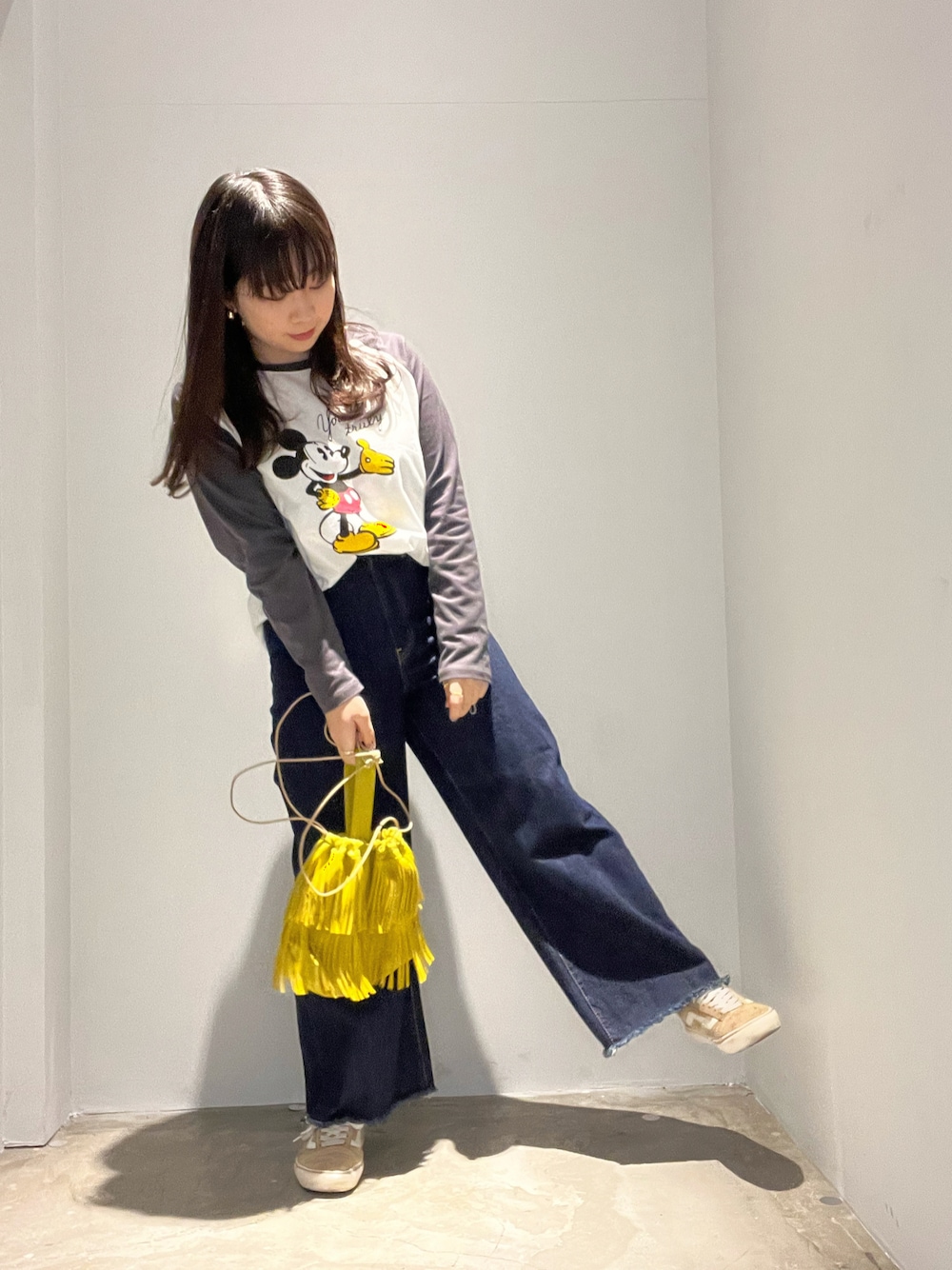 「カジュアル、春コーデ、ゆるコーデ、スニーカー、ディズニー」｜「AMERICAN HOLICのフリンジ2WAY巾着バッグ（ハンドバッグ、イエロー系）」を使った、❦yunaさん（レディース・156cm）の冬コーディネートの1枚目の写真