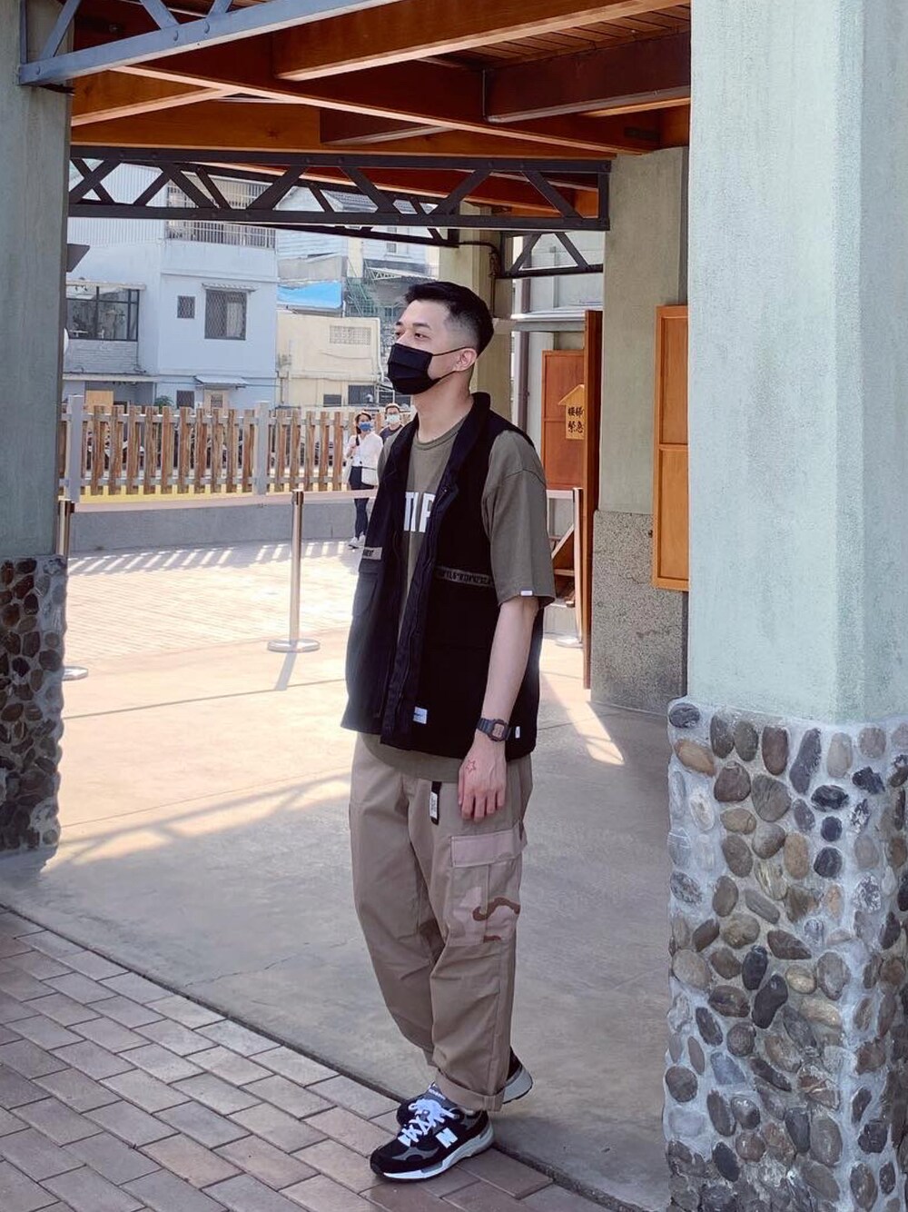 「wtaps、New Balance、N.HOOLYWOOD」｜「WTAPSのアイテム（カーゴパンツ、ベージュ系）」を使った、Allen Laiさん（メンズ・182cm）の秋コーディネートの1枚目の写真