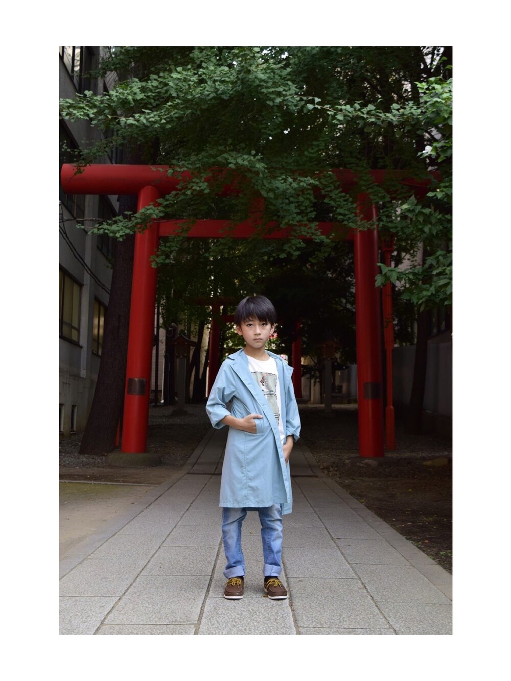 「キッズファッション、男の子、トレンチコート、残暑コーデ、残暑、秋のコーデ、秋服準備はじめました」｜「FITHのアイテム（トレンチコート、ブルー系）」を使った、kazukiさん（キッズ・135cm）の秋コーディネートの1枚目の写真