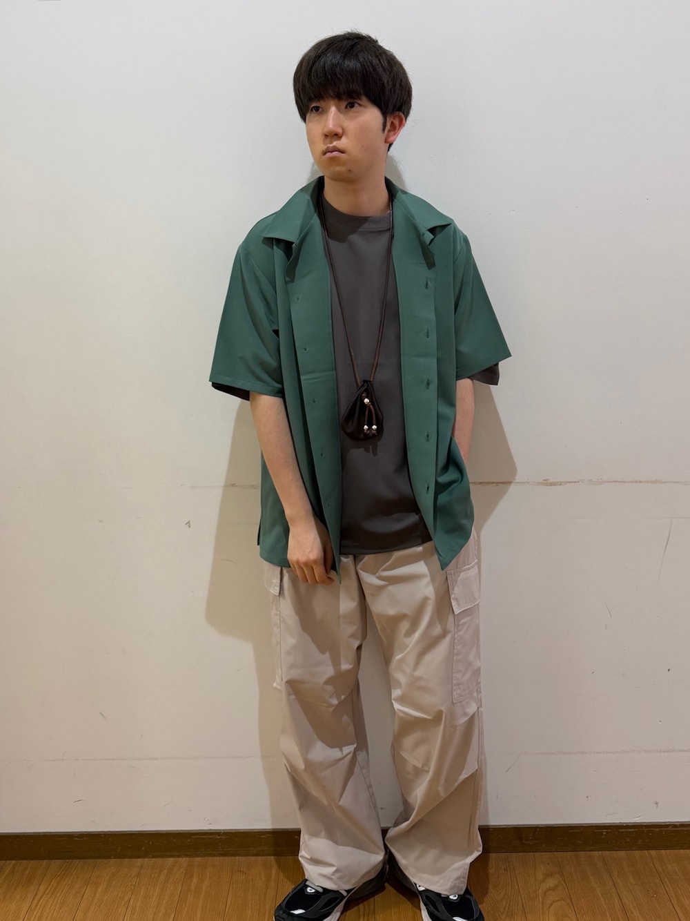 ホワイト系のその他パンツ、グレー系のTシャツ/カットソー、グリーン系のシャツ/ブラウスを着用したメンズの夏コーディネートの1枚目の写真