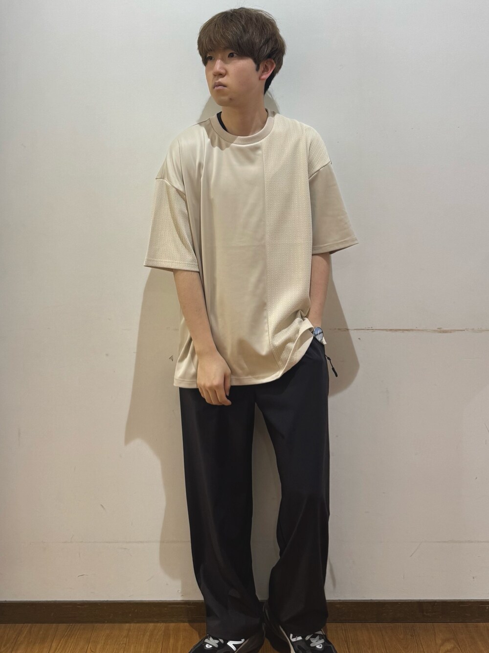 グレー系のその他パンツ、ホワイト系のTシャツ/カットソーを着用したメンズの春コーディネートの1枚目の写真