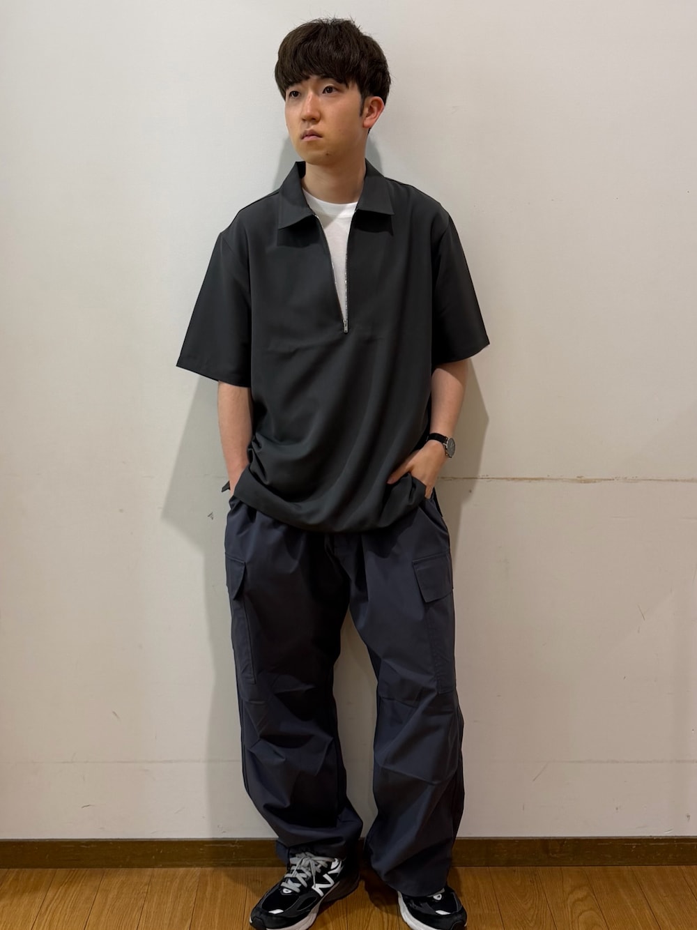 グレー系のその他パンツ、グレー系のシャツ/ブラウスを着用したメンズの夏コーディネートの1枚目の写真