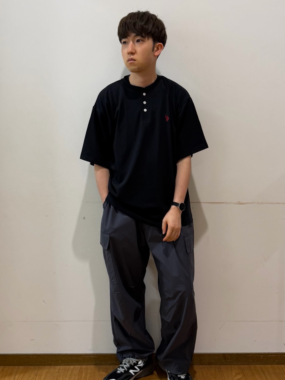 グレー系のその他パンツ、ブラック系のTシャツ/カットソーを着用したメンズの夏コーディネートの1枚目の写真
