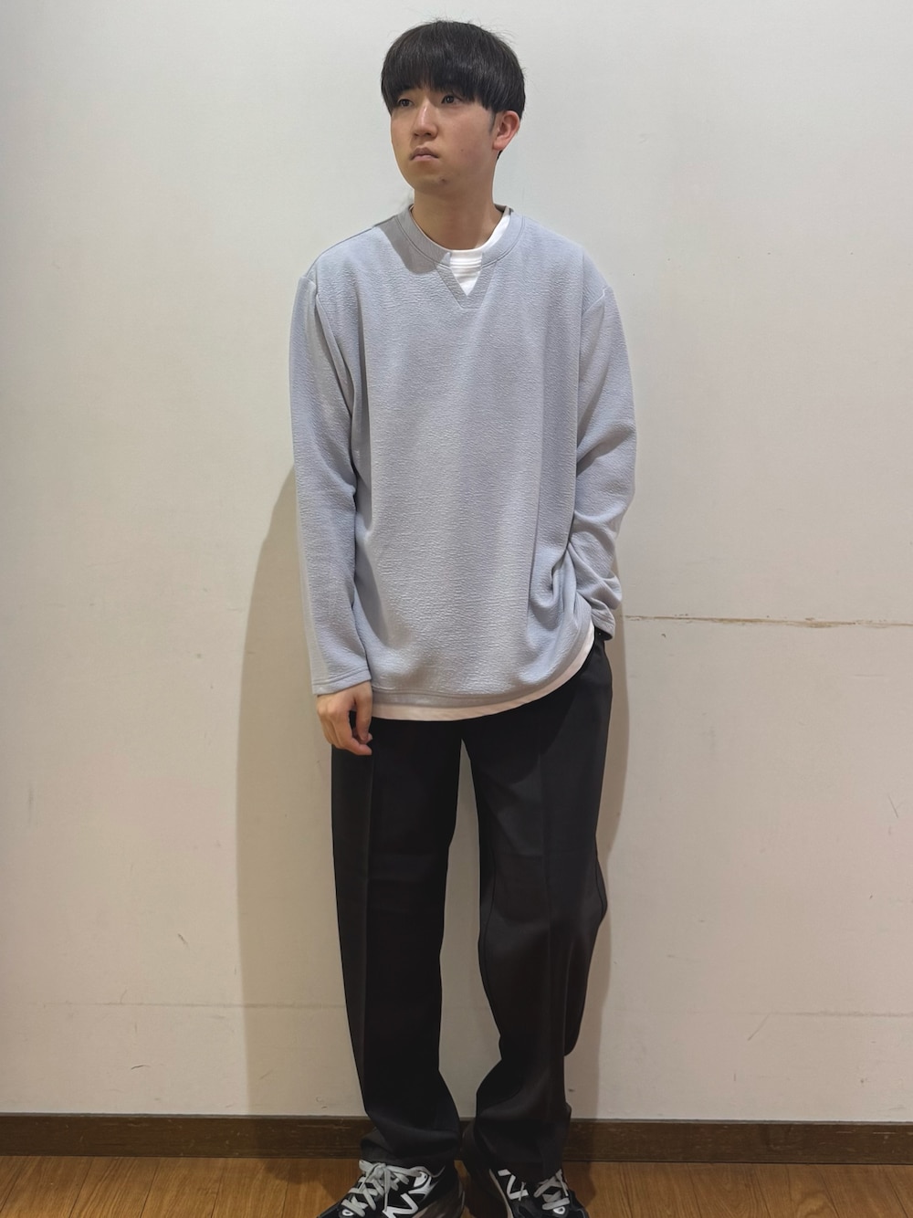 ブラック系のその他パンツ、グレー系のTシャツ/カットソーを着用したメンズの春コーディネートの1枚目の写真