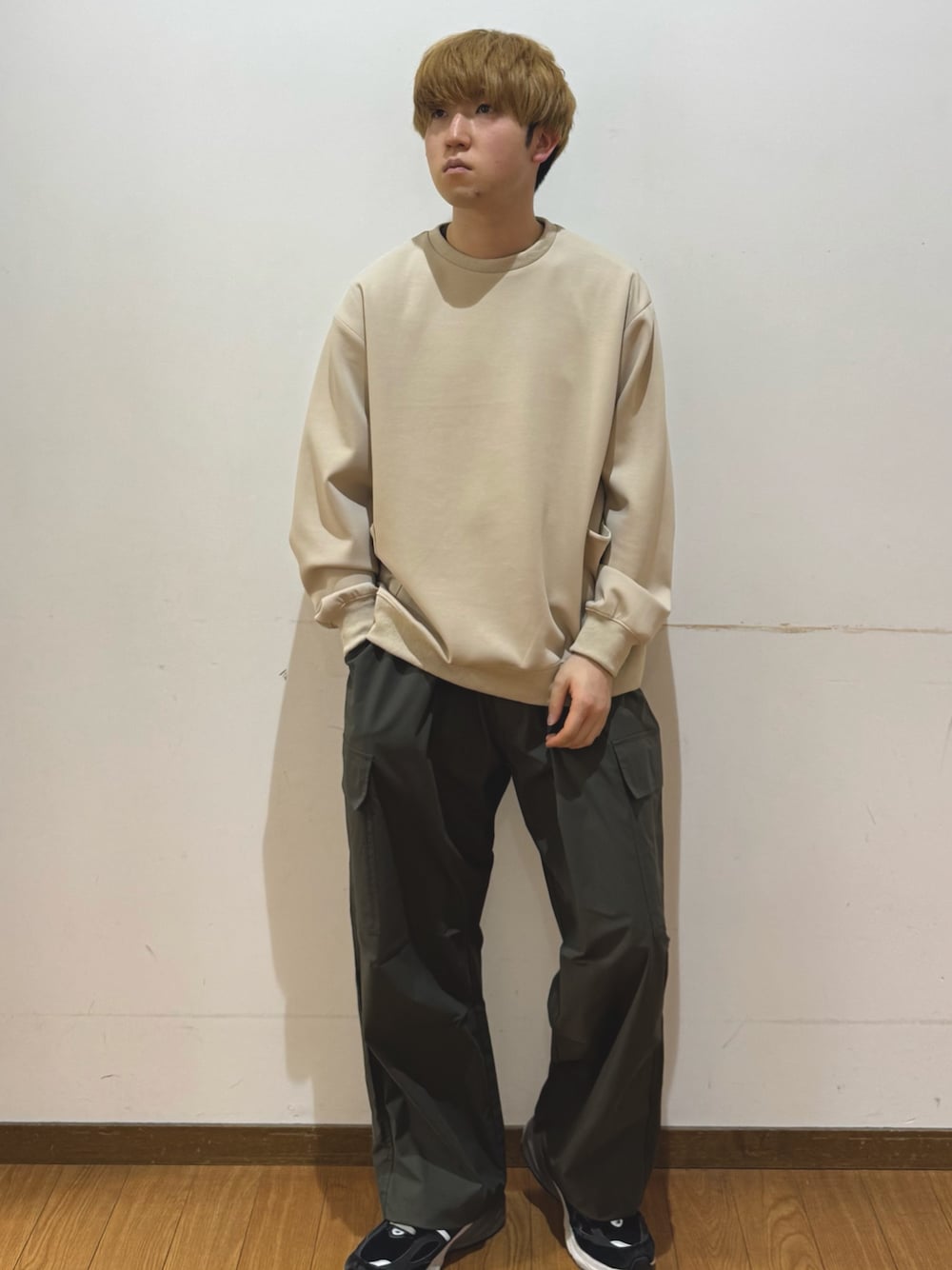 グリーン系のその他パンツ、ベージュ系のスウェットを着用したメンズの春コーディネートの1枚目の写真