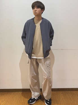 「ITEMS URBANRESEARCH（アイテムズ アーバンリサーチ）の高機能 ウエストイージーポリカーゴパンツ（その他パンツ、ホワイト系）」を使った、yukiさん（メンズ・167cm）の春コーディネート