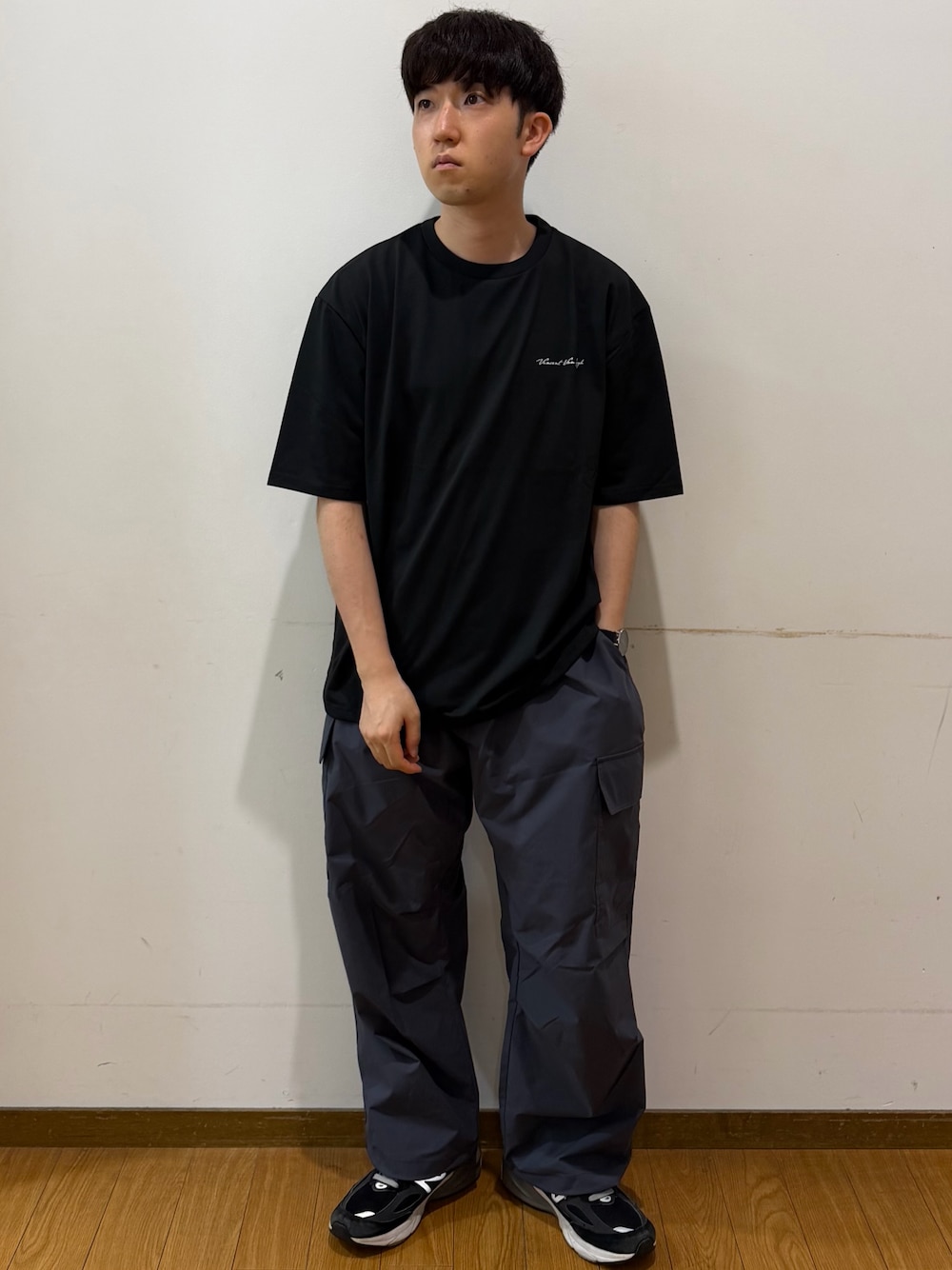グレー系のその他パンツ、その他のTシャツ/カットソーを着用したメンズの夏コーディネートの1枚目の写真