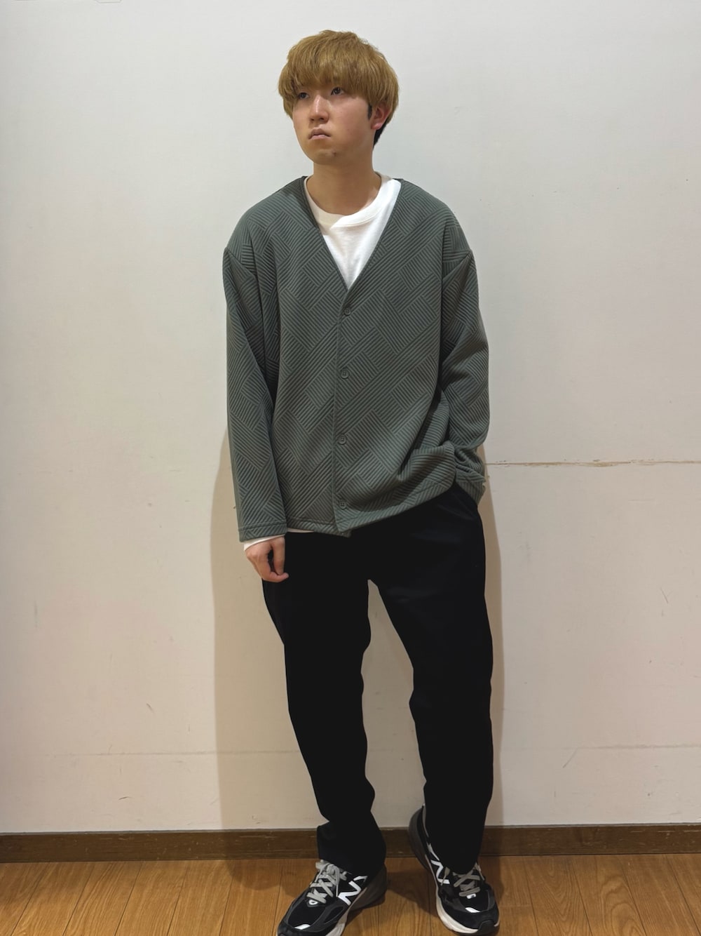 ブラック系のその他パンツ、グリーン系のカーディガン/ボレロを着用したメンズの春コーディネートの1枚目の写真