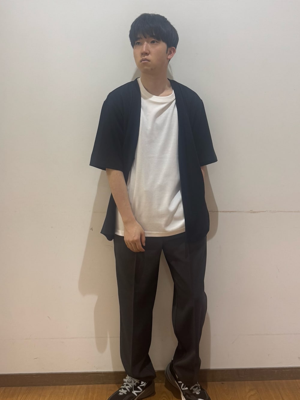 ブラック系のその他パンツ、ブラック系のTシャツ/カットソーを着用したメンズの春コーディネートの1枚目の写真