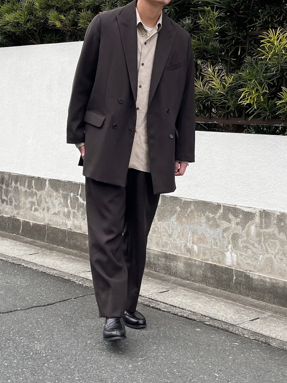 「クリスマスに着たい服、服とコスメでなりたい自分に、MAATEE&SONS、jm.weston、ローファー、クリスマス、セットアップ」｜「MAATEE&SONSのアイテム（テーラードジャケット、ブラウン系）」を使った、gatsuchiyan09020さん（メンズ・168cm）の冬コーディネートの1枚目の写真