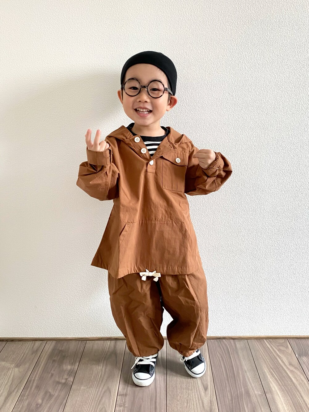 「ブラウンコーデ、春コーデ、セットアップ、スニーカー、めがね、ワイドパンツ、休日スタイル、カジュアルコーデ、お出かけコーデ、コンバース、ボーダー、レイヤードスタイル、シンプルコーデ、ビッグシルエット、ロンT」｜「LOWRYS FARMのフードシャツＬＳ　227731（シャツ/ブラウス、ブラウン系）」を使った、𝚁𝙴𝙸☺︎さん（キッズ・100cm）の春コーディネートの1枚目の写真
