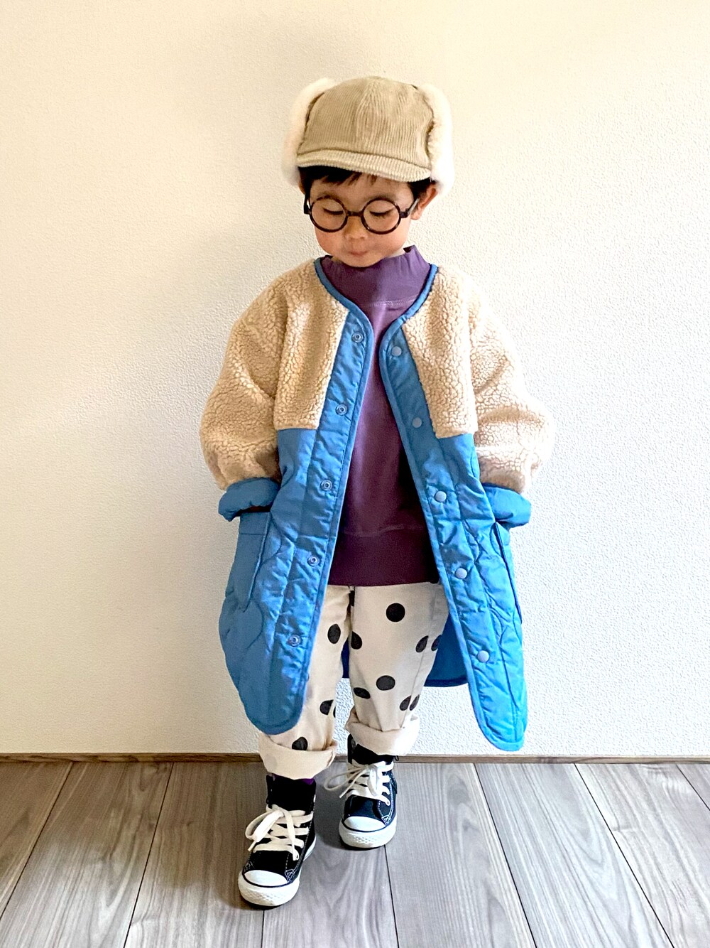 「帽子、フライトキャップ、アンティカ(antiqua)、green label relaxing、コンバース、スニーカー、めがね、冬コーデ、キッズコーデ、キャップ、コート、キルティングジャケット、休日スタイル、キルティング、ボアジャケット」｜「BREEZEの/すぽ軽すっきりテーパードパンツ_ストレッチ 10分丈（その他パンツ、ホワイト系）」を使った、𝚁𝙴𝙸☺︎さん（キッズ・100cm）の秋コーディネートの1枚目の写真