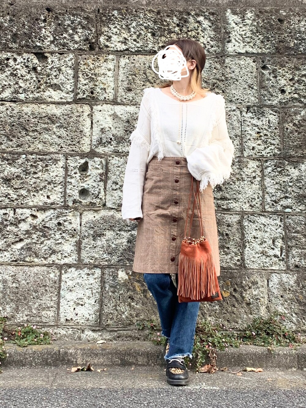 「シンプルコーデ、秋冬、秋服、オトナカワイイ、秋カラー、オトナ女子、厚底シューズ、高身長コーデ、カジュアルガーリー、巾着バッグ、古着、お洒落さんとつながりたい、ootd、Dr.Martens、デニム」｜「PORTERのアイテム（ハンドバッグ、ブラウン系）」を使った、lisaさん（レディース・164cm）の秋コーディネートの1枚目の写真