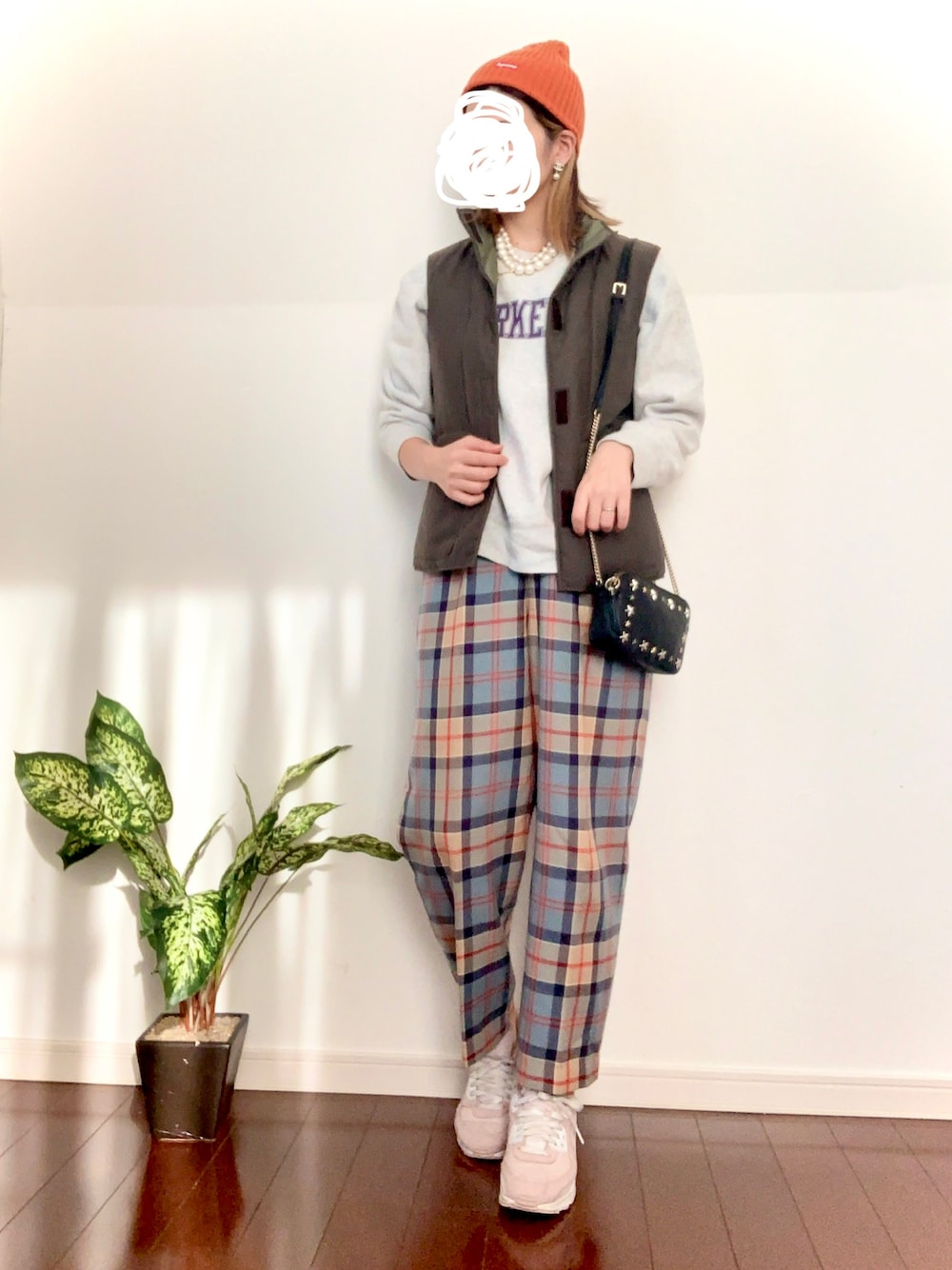 「秋冬コーデ、オトナ女子、楽チンコーデ、休日スタイル、NIKE、パンツコーデ、ダウンベスト、キャップ、ニット帽、きれいめカジュアル、レイヤードスタイル、カジュアル、チェックパンツ、NIKE AIR MAX、トレーナー」｜「Supreme のアイテム（ニットキャップ/ビーニー、オレンジ系）」を使った、lisaさん（レディース・164cm）の秋コーディネートの1枚目の写真