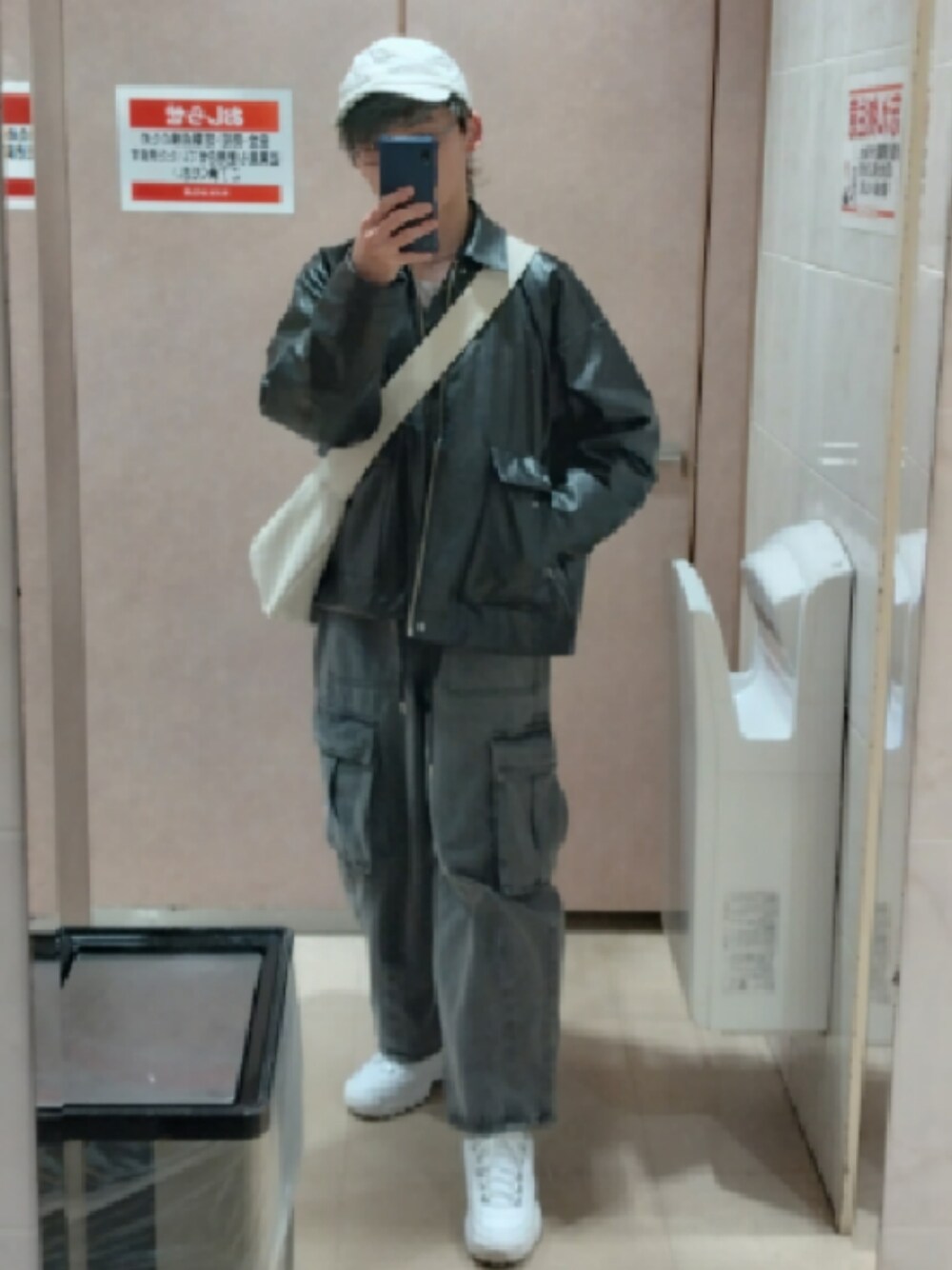 「春のNewスタイル、デニムセットアップ、conesboss、おでかけコーデ、レディース男子、レディ男、ジェンダーレス、ジェンダーレス男子、ジェンダーレスコーデ、ジェンダーレス部」｜「ADRERのmilitary flight zip blouson/ミリタリーフライトジップブルゾン シンセティックレザー/ツイル（ブルゾン、ブラック系）」を使った、恋兎葉さん（骨格ウェーブ・メンズ・159cm）の春コーディネートの1枚目の写真