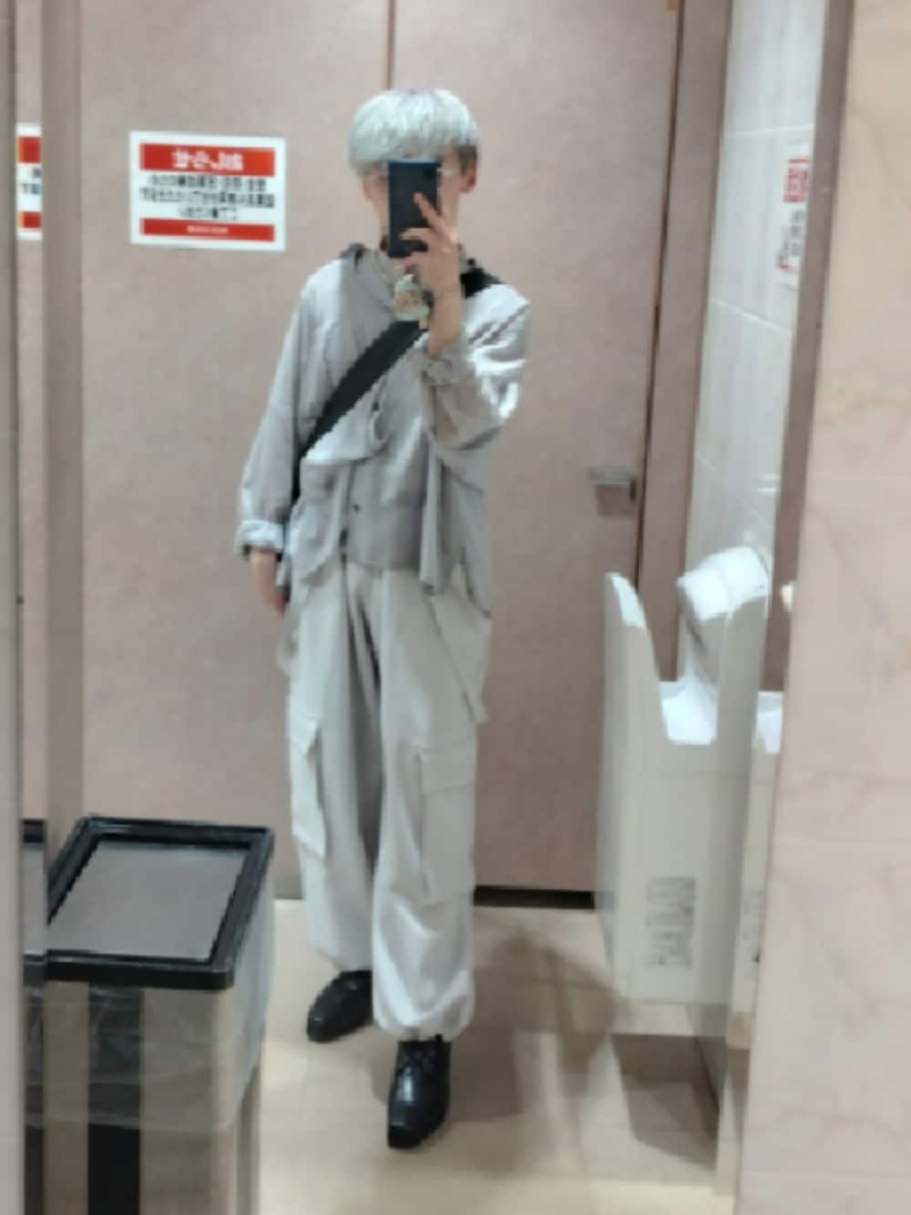 「プチプラ、きれいめカジュアル、さらっと晴れやかスナップ、レディース男子、レディ男、ジェンダーレス、ジェンダーレス男子、ジェンダーレスコーデ、ジェンダーレス部」｜「Loose/ルースのドレープモード ギミックワイドサスペンダーカーゴパンツ【セットアップ対応】（スラックス、グレー系）」を使った、恋兎葉さん（骨格ウェーブ・メンズ・159cm）の夏コーディネートの1枚目の写真