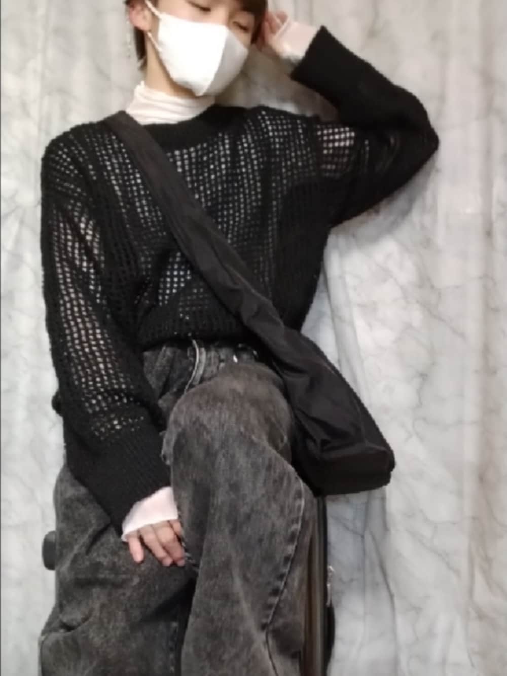 「GeeRA、重ね着ベストシーズン、WEARyouthコーデ、秋服まるっと大公開、お出かけコーデ、レディース男子、レディ男、ジェンダーレス、ジェンダーレス男子、ジェンダーレスコーデ、ジェンダーレス部、スニーカー、デニム、ニット、シアートップス」｜「GeeRAのモヘアタッチスクエアメッシュニット（ニット/セーター、ブラック系）」を使った、恋兎葉さん（骨格ウェーブ・メンズ・159cm）の秋コーディネートの1枚目の写真