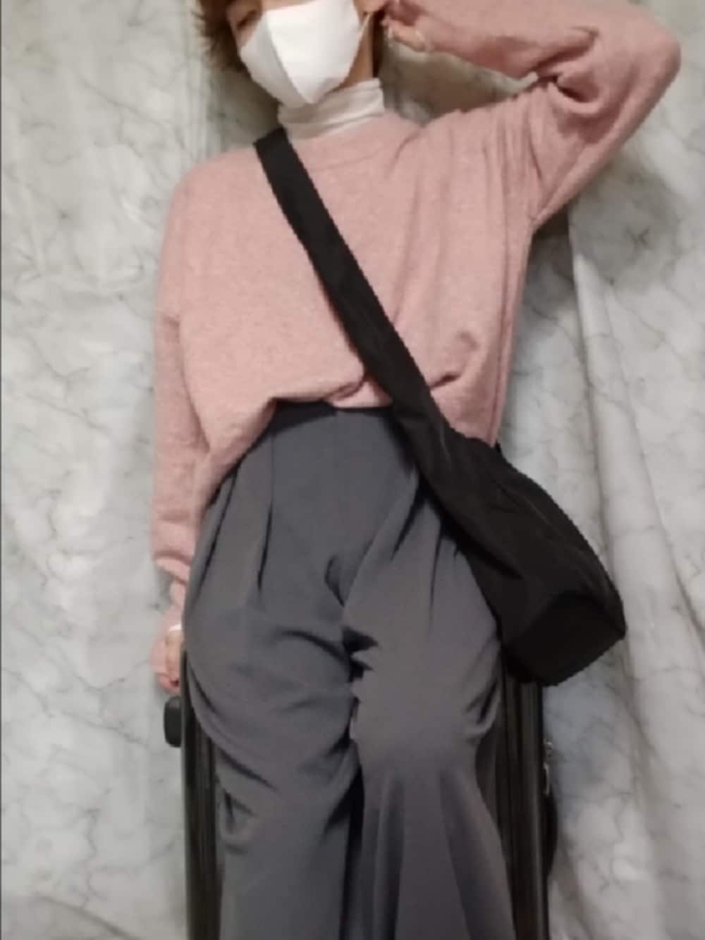 「ファッションを楽しもう、WEARyouthコーデ、GeeRA、お出かけコーデ、レディース男子、レディ男、ジェンダーレス、ジェンダーレス男子、ジェンダーレスコーデ、ジェンダーレス部」｜「GeeRAのふわふわ指穴クルーネックニット（ニット/セーター、ピンク系）」を使った、恋兎葉さん（骨格ウェーブ・メンズ・159cm）の秋コーディネートの1枚目の写真