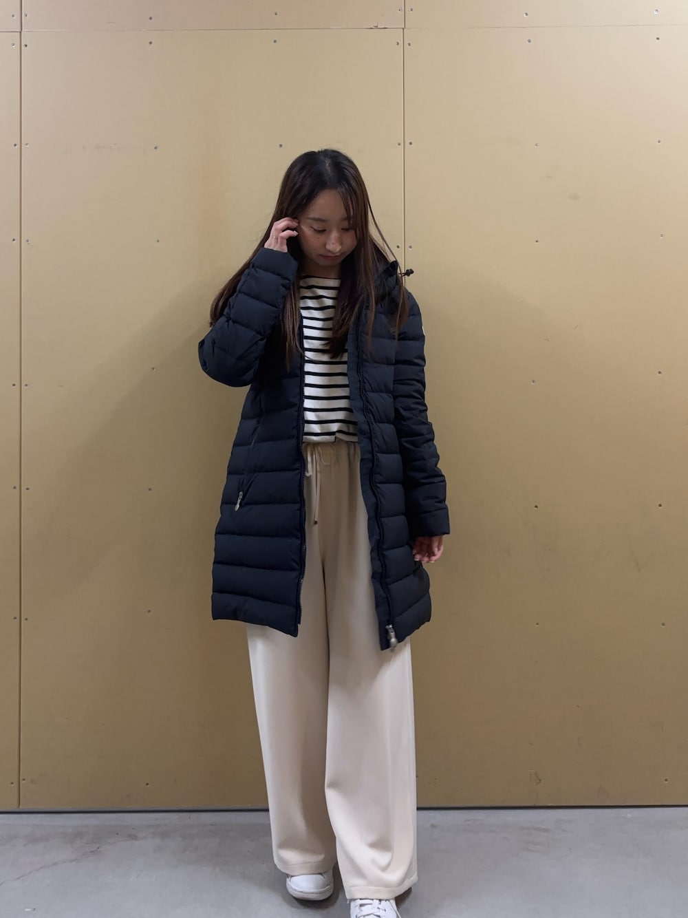 ブルー系のTシャツ/カットソー、ホワイト系のその他パンツ、ブルー系のダウンジャケット/コートを着用したレディースの秋コーディネートの1枚目の写真