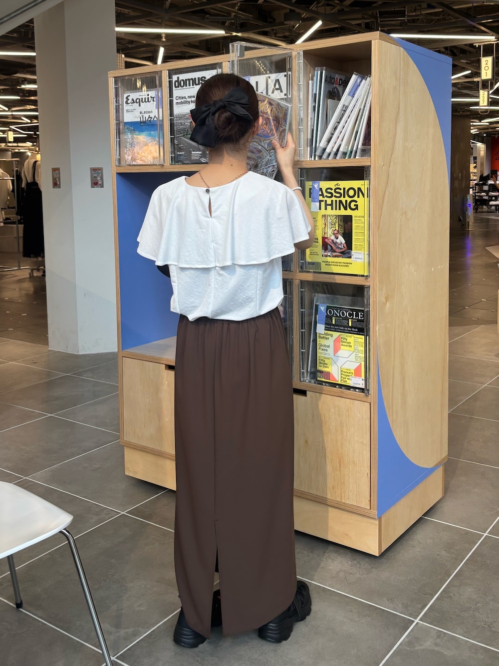 「夏コーデ、きれいめ、キレイめ、キレイめコーデ、きれいめコーデ、ブラウス、ブラウスコーデ、ブラウス×スカート、スカート、スカートコーデ、スカート×スニーカー、スニーカー、スニーカーコーデ、低身長、低身長コーデ」｜「fredy emueのラッフルカットソーブラウス（Tシャツ/カットソー、ホワイト系）」を使った、のんさん（レディース・151cm）の夏コーディネートの1枚目の写真