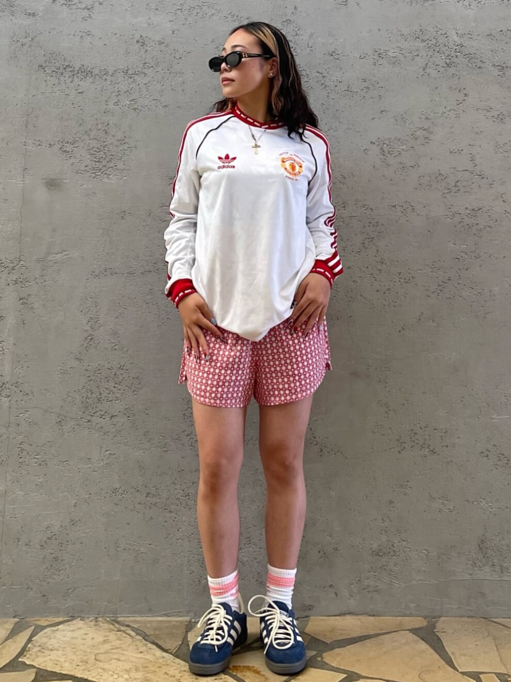 「adidas、adidas originals、アディダス、アディダスオリジナルス、スペツィアル、スポーツミックス、テラス」｜「adidasのマンチェスター・ユナイテッド '91 アウェイ 長袖ジャージー（トップス、ホワイト系）」を使った、O.Aさん（レディース・154cm）の夏コーディネートの1枚目の写真
