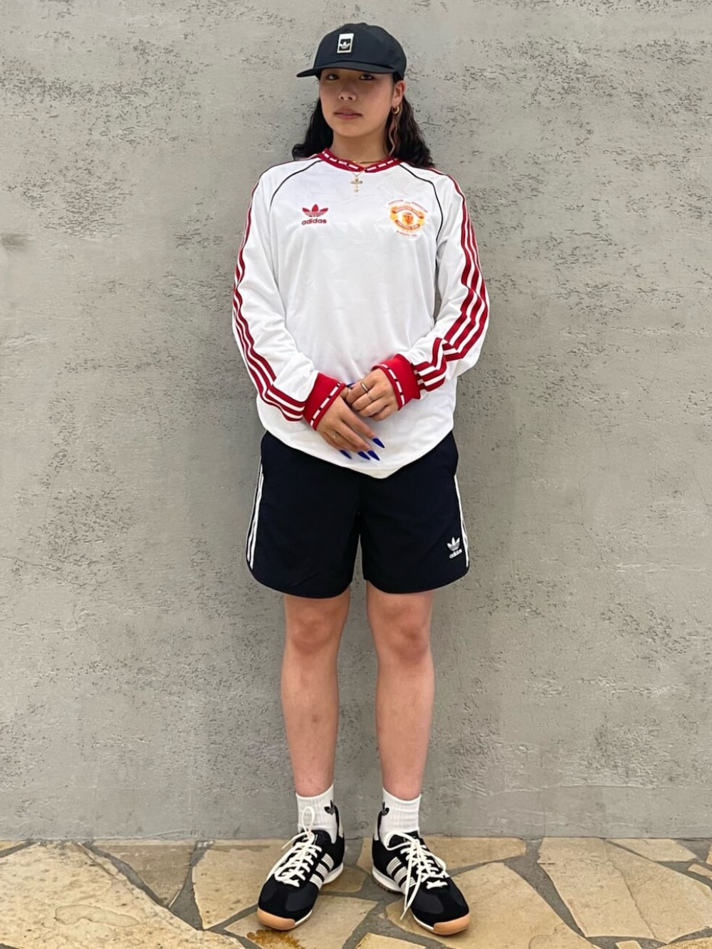 「adidas、adidas originals、アディダス、アディダスオリジナルス、スニーカー、夏服、夏コーデ、ootd、スポーツミックス、スポーツ女子、スポーツ女子コーデ、キャップ、キャップ女子、キャップコーデ」｜「adidasのマンチェスター・ユナイテッド '91 アウェイ 長袖ジャージー（トップス、ホワイト系）」を使った、O.Aさん（レディース・154cm）の春コーディネートの1枚目の写真