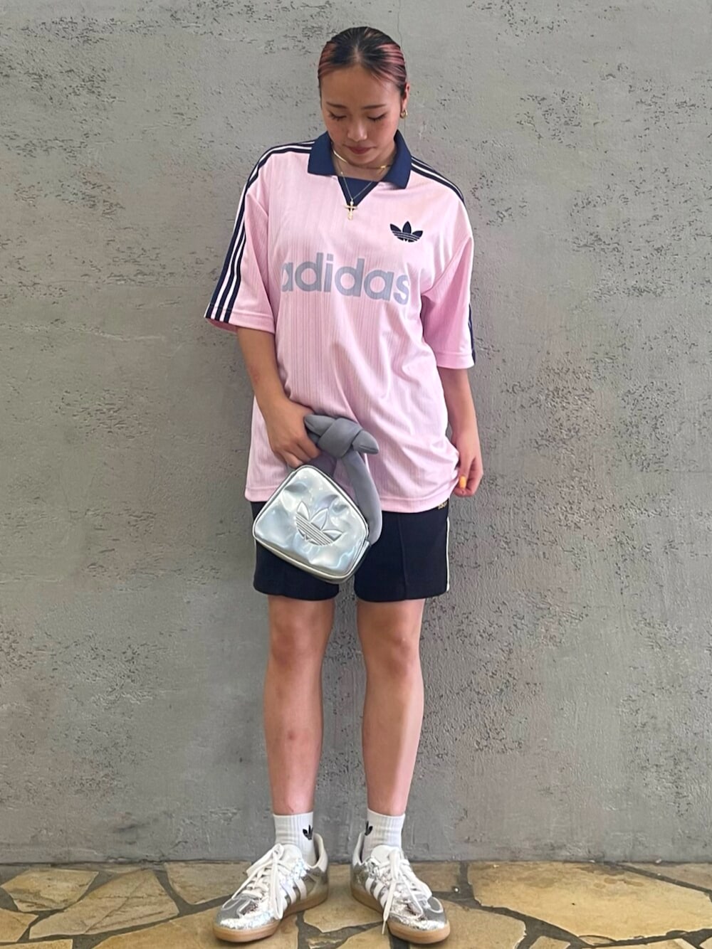 「adidas、adidas originals、アディダス、パンツスタイル、リラックススタイル、ストライプシャツ、ストリートコーデ、ストリートファッション、ピンクコーデ、ピンク×シルバー、海外ガール」｜「adidasの襟付きゴーリートップ / アディダスオリジナルス adidas Originals（Tシャツ/カットソー、ピンク系）」を使った、O.Aさん（レディース・154cm）の春コーディネートの1枚目の写真