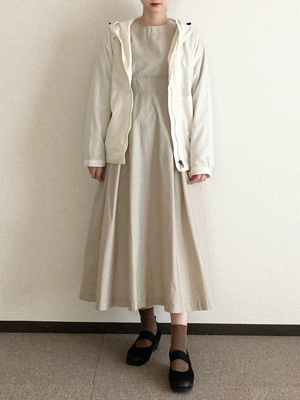 「大人カジュアル、アウトドアミックス、ワントーンコーデ、春アウター、ベージュ、ワンピース、ハンドメイド、洋裁、moemine、低身長コーデ、低身長女子、骨格ウェーブ、相互フォロー」｜「KISSA SPORTのアイテム（その他シューズ、ブラック系）」を使った、moemineさん（レディース・150cm）の春コーディネートの1枚目の写真
