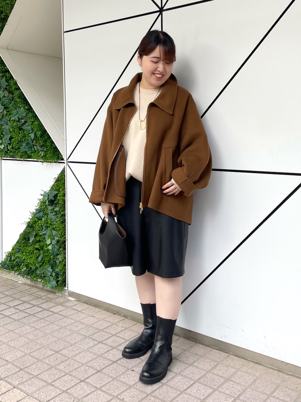 ブラック系のブーツ、ブラック系のその他パンツ、ブラック系のハンドバッグを着用したレディースの秋コーディネートの1枚目の写真