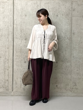 「アイテム（スラックス、レッド系）」を使った、Mihoさん（レディース・161cm）の秋コーディネート