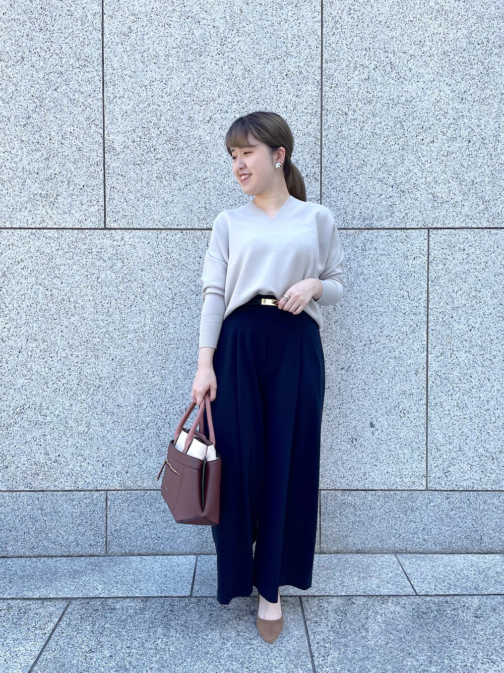 「RIVEDROITE、リヴドロワ、秋トレンド2021、シンプルコーデ、お仕事コーデ、パンツスタイル、FIORELLI、PHILIPPE AUDIBERT、秋コーデ」｜「RIVE DROITEの毎シーズン人気のマストアイテム　コットンポリエステルバックボリュームニット（ニット/セーター、グレー系）」を使った、Mihoさん（レディース・161cm）の秋コーディネートの1枚目の写真