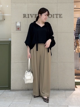 「RIVE DROITE（リヴドロワ）の【顔まわり華やか】リネンライクフリルカラーブラウス（シャツ/ブラウス、ブラック系）」を使った、Mihoさん（レディース・161cm）の春コーディネート
