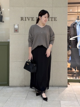 「RIVE DROITE（リヴドロワ）のヘアリーウール片畦Vネックニット(秋服/冬服)（ニット/セーター、グレー系）」を使った、Mihoさん（レディース・161cm）の秋コーディネート