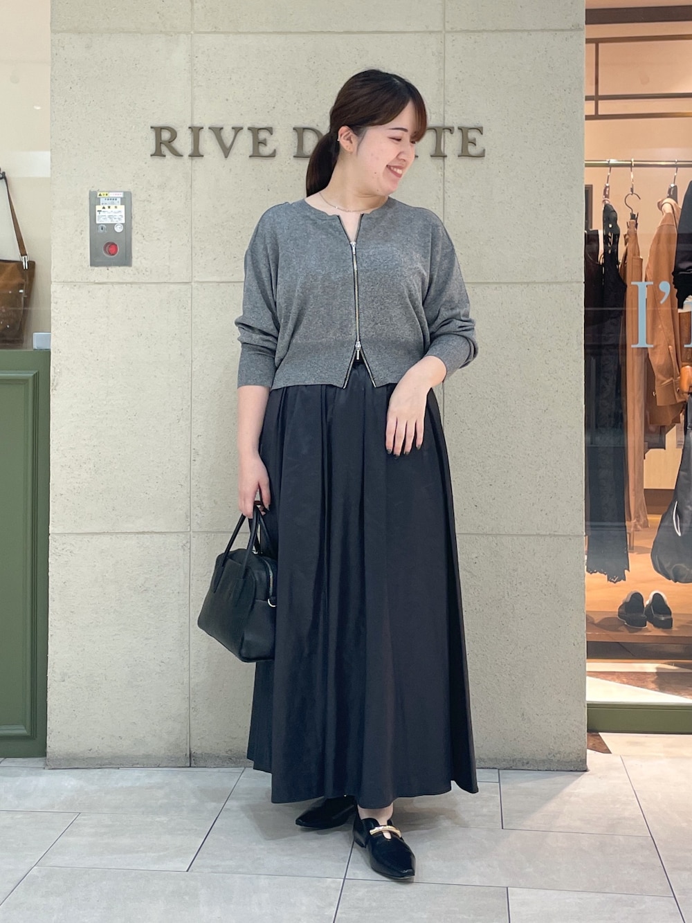 「秋服準備はじめました、休日スタイル、きれいめカジュアル、シンプルコーデ、お出かけコーデ、モノトーン、オトナカジュアル、シンプル、大人コーデ、おしゃれさんと繋がりたい、スカート、ワントーンコーデ、秋コーデ、グレー、骨格ウェーブ」｜「RIVE DROITEの【上品な光沢感】グロッシーギャザースカート（スカート、ブラック系）」を使った、Mihoさん（レディース・161cm）の夏コーディネートの1枚目の写真