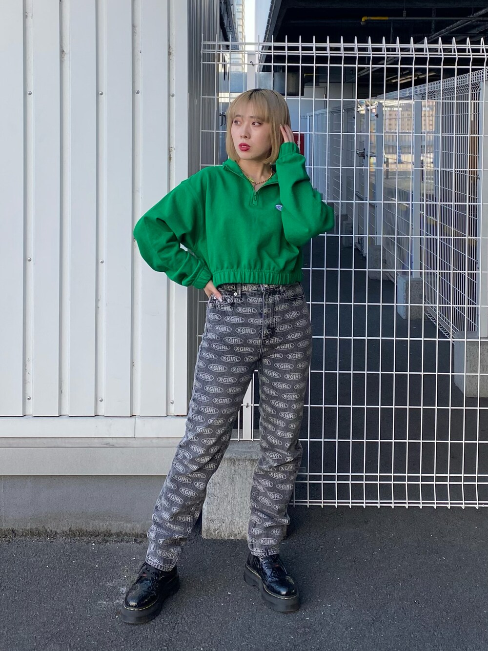 「x-girl、x-girl_ootd、エックスガール、エックスガール(X-girl)、春コーデ、ootd、マーチンコーデ」｜「X-girlのBASIC OVAL LOGO HALF ZIP SWEAT TOP（スウェット、グリーン系）」を使った、久山　由理香さん（レディース・156cm）の春コーディネートの1枚目の写真