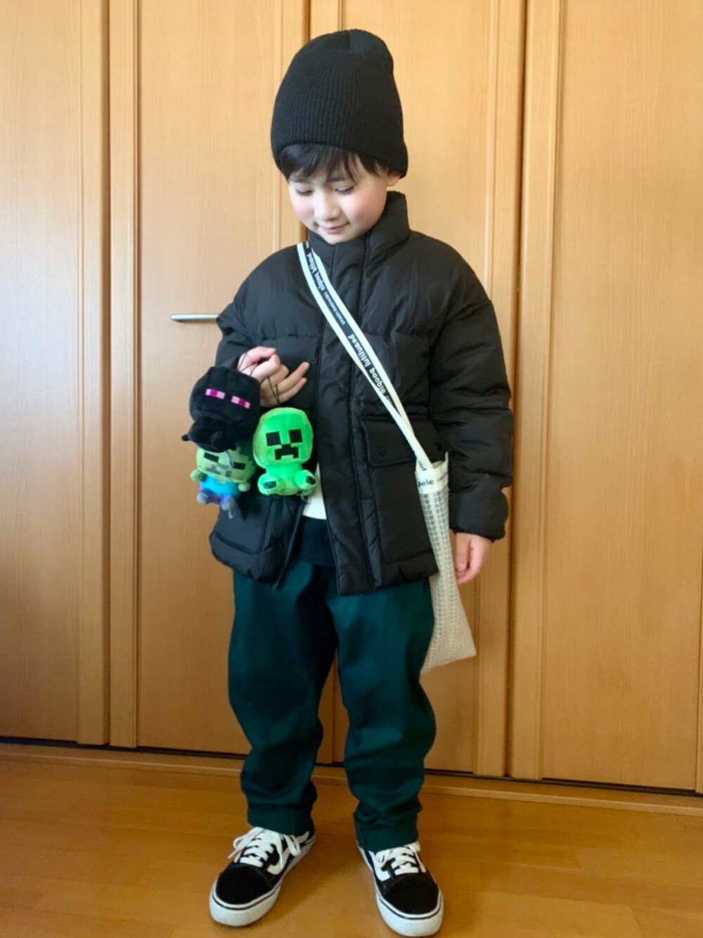 「レイヤードスタイル、今日のコーデ、ブランシェス、ショルダーバッグ、グリーン、ニット帽、休日スタイル、ダウンジャケット、ビックシルエット、男の子コーデ、スニーカー、ストリート」｜「3coinsのアイテム（ニットキャップ/ビーニー、ブラック系）」を使った、R i kｕ☺︎さん（キッズ・125cm）の秋コーディネートの1枚目の写真