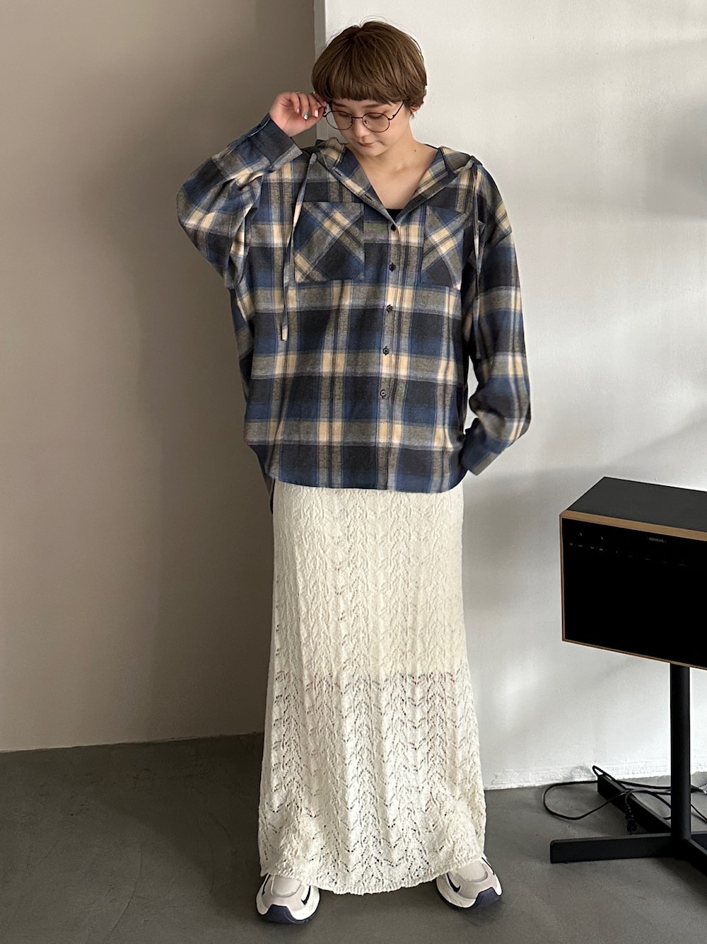 ブルー系のシャツ/ブラウス、ホワイト系のスカート、ブラック系のメガネを着用したレディースの夏コーディネートの1枚目の写真