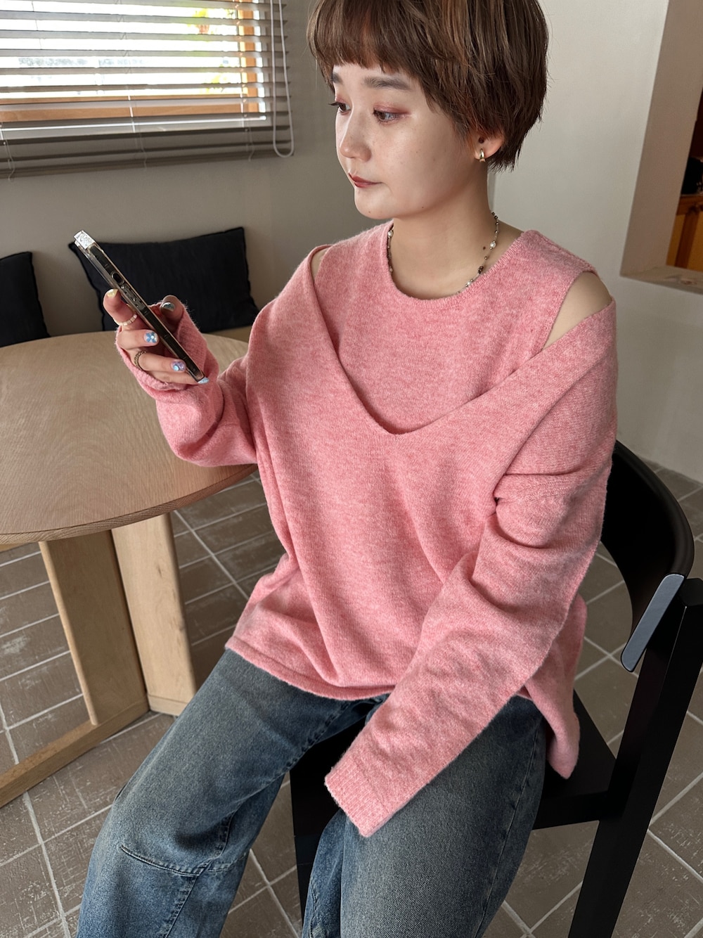 ピンク系のニット/セーター、ブルー系のデニムパンツ、その他のその他を着用したレディースの秋コーディネートの1枚目の写真