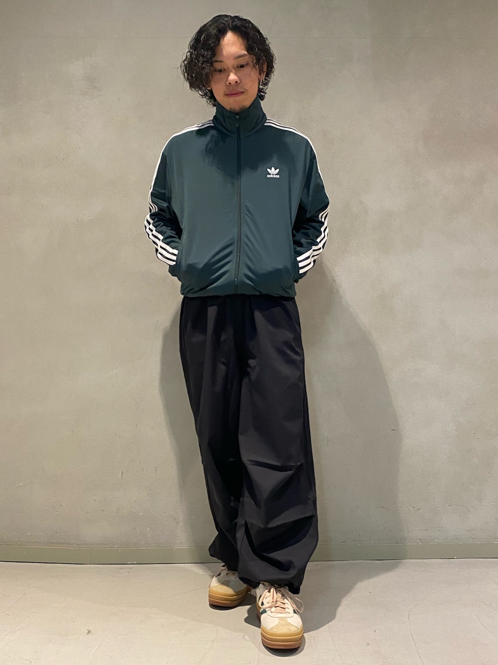 「adidas、ジャージ、アディダス、adidas originals、アディダスオリジナルス、パラシュートパンツ、トラックトップ、アディカラー、ガゼル」｜「adidasのアディカラー クラシックス ファイヤーバード トラックトップ（ジャージ） / アディダスオリジナルス adidas Originals（ジャージ、グリーン系）」を使った、悠輝さん（メンズ・167cm）の冬コーディネートの1枚目の写真