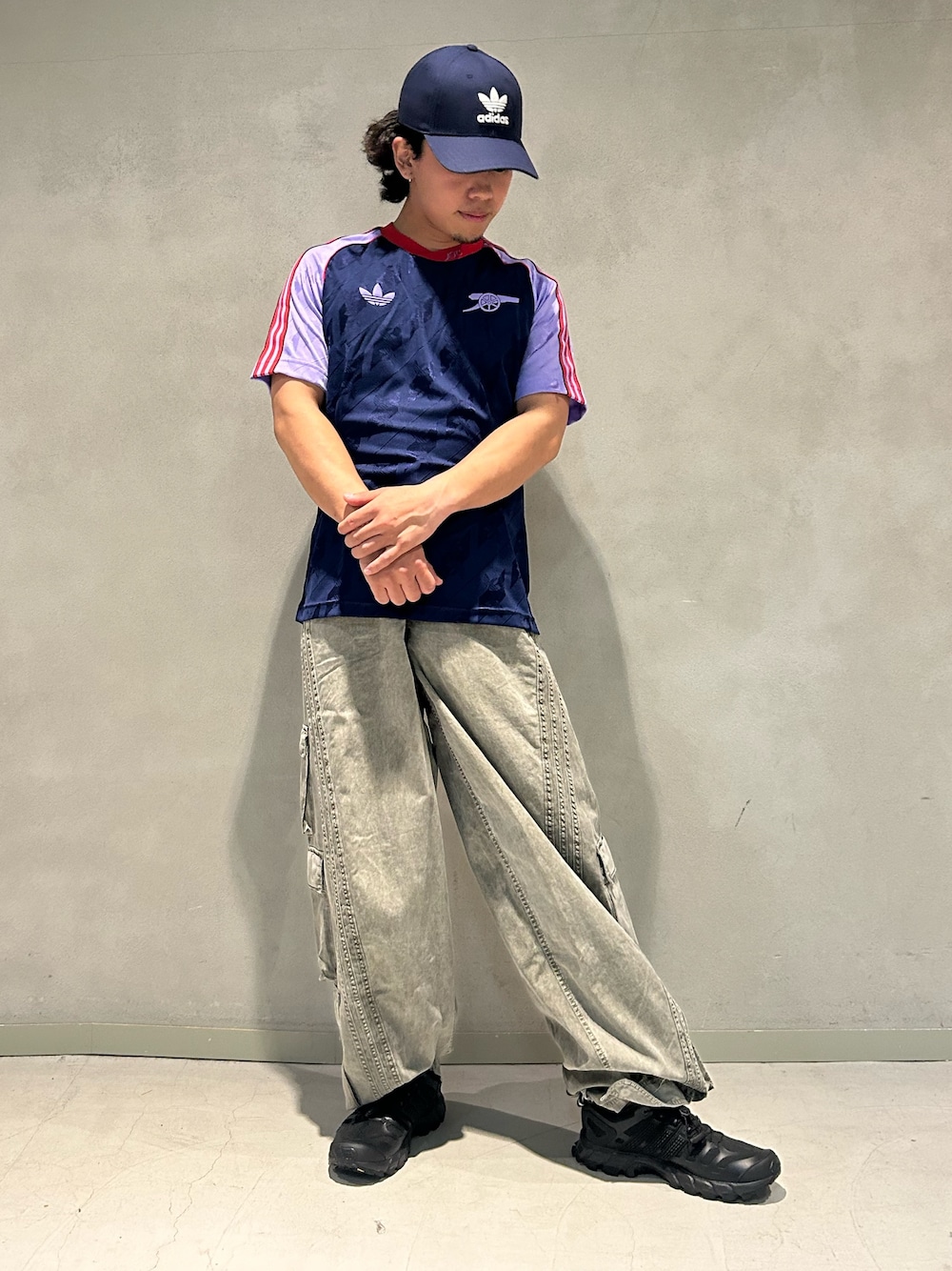 「スニーカー、Tシャツ、adidas、カーゴパンツ、アディダス、adidas originals、ユニフォーム、アディダスオリジナルス、アーセナル、アディスター」｜「adidasのアーセナル LFSTLR ジャージー / アディダス adidas（Tシャツ/カットソー、ブルー系）」を使った、悠輝さん（メンズ・167cm）の秋コーディネートの1枚目の写真