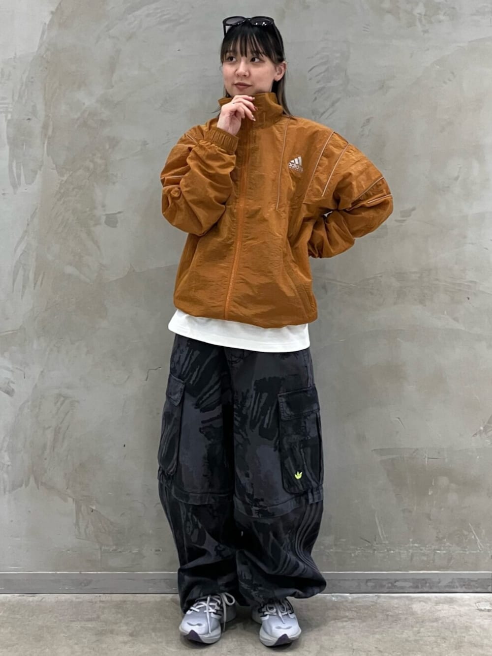 「adidas、adidas originals、アディダス、アディダスオリジナルス、スニーカー、EQUIPMENT、カーゴパンツ」｜「adidasのジップオフ・カーゴ・パンツ ZIPOFF CARGO / アディダスオリジナルス adidas Originals（その他パンツ、グレー系）」を使った、RTさん（レディース・160cm）の夏コーディネートの1枚目の写真