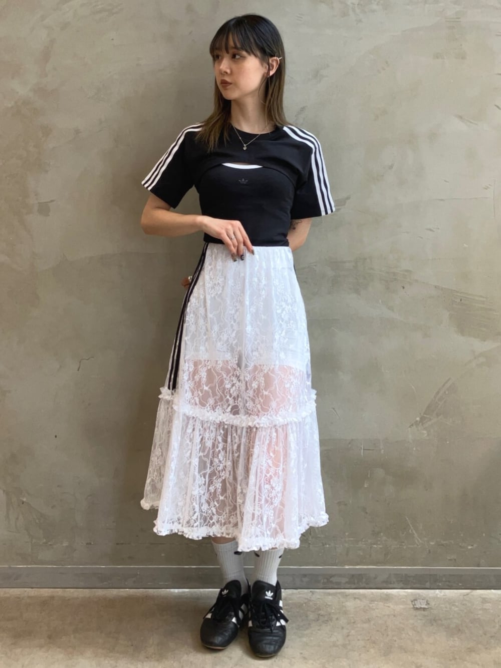「スニーカー、スカート、Tシャツ、adidas、アディダス、adidas originals、アディダスオリジナルス、lowprofile、TAEKWONDO」｜「adidasのカットアウト カリ半袖Tシャツ / アディダスオリジナルス adidas Originals（Tシャツ/カットソー、ブラック系）」を使った、RTさん（レディース・160cm）の夏コーディネートの1枚目の写真