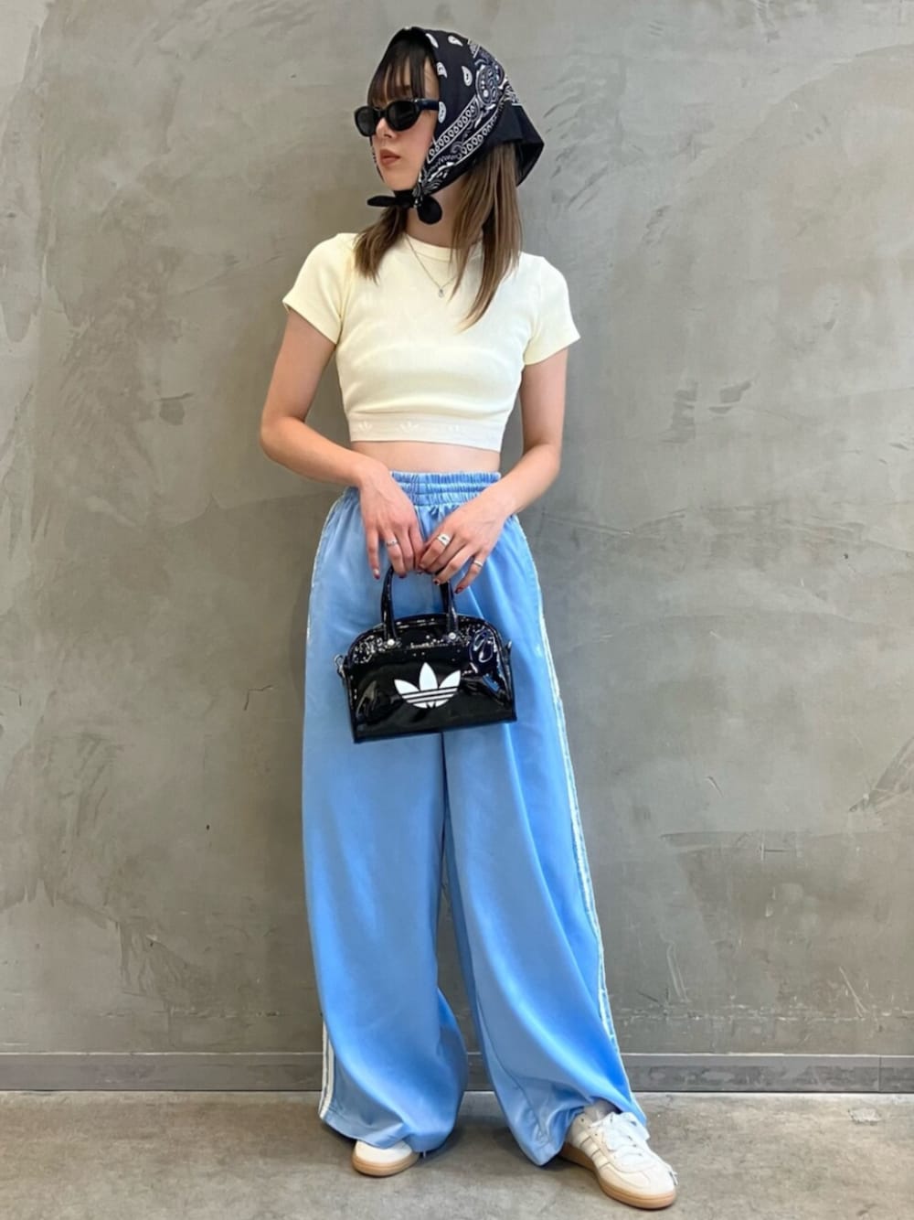 「スニーカー、Tシャツ、adidas、アディダス、adidas originals、アディダスオリジナルス、ジャージパンツ、SPEZIAL 」｜「adidasのアディカラー ミニボウリングバッグ（ショルダーバッグ、ブラック系）」を使った、RTさん（レディース・160cm）の夏コーディネートの1枚目の写真