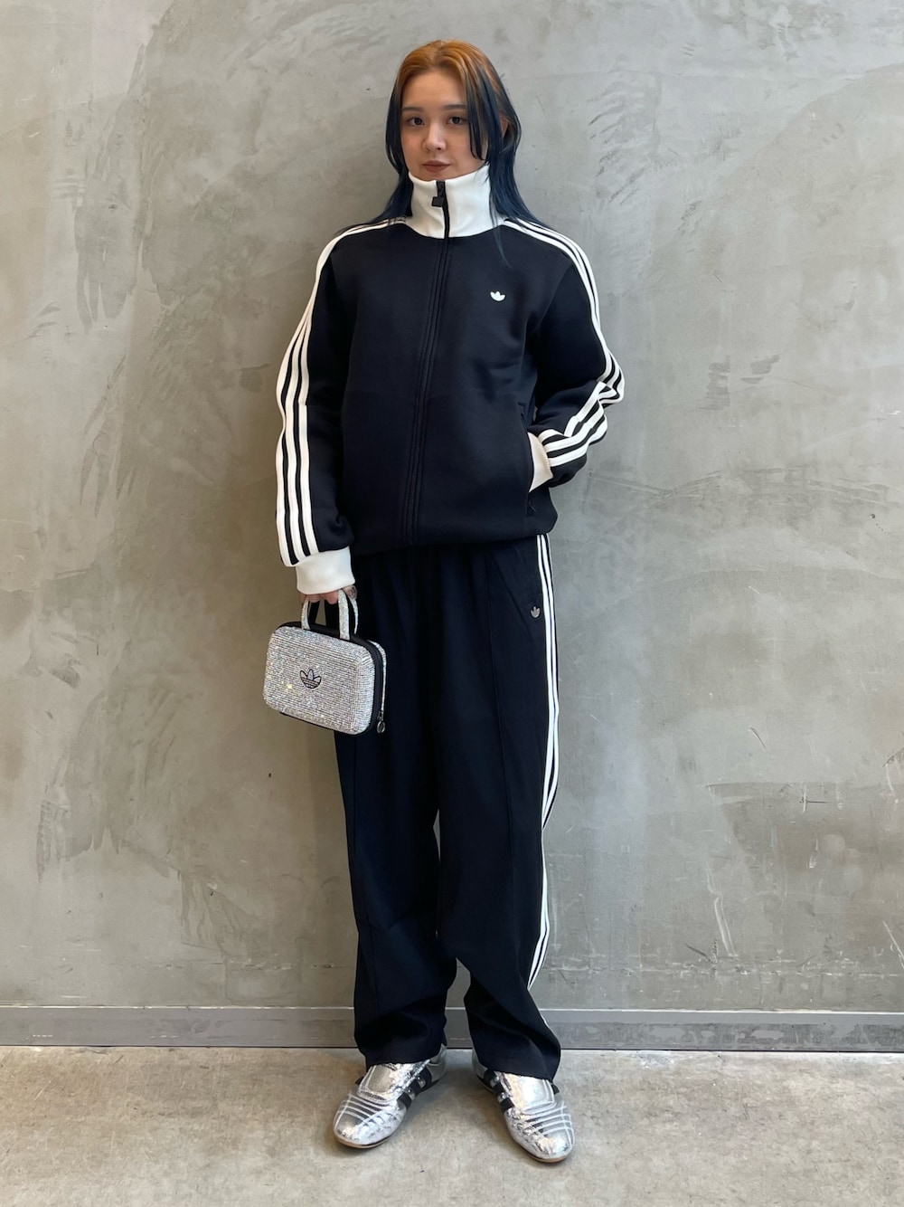 「スニーカー、adidas、クラッチバック、ジャージ、アディダス、トラックパンツ、adidas originals、長袖Tシャツ、トラックトップ、テコンドー」｜「adidasのプレミアム トラックトップ（ジャージ） / ジャージ / アディダスオリジナルス adidas Originals（ナイロンジャケット、ブラック系）」を使った、RTさん（レディース・160cm）の冬コーディネートの1枚目の写真