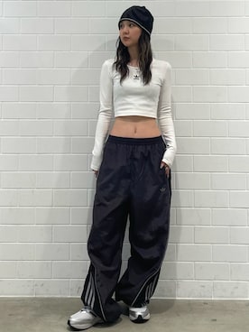 「adidas（アディダス）のエッセンシャルズ リブ クロップ 長袖Tシャツ（トップス、ホワイト系）」を使った、RTさん（レディース・160cm）の春コーディネート