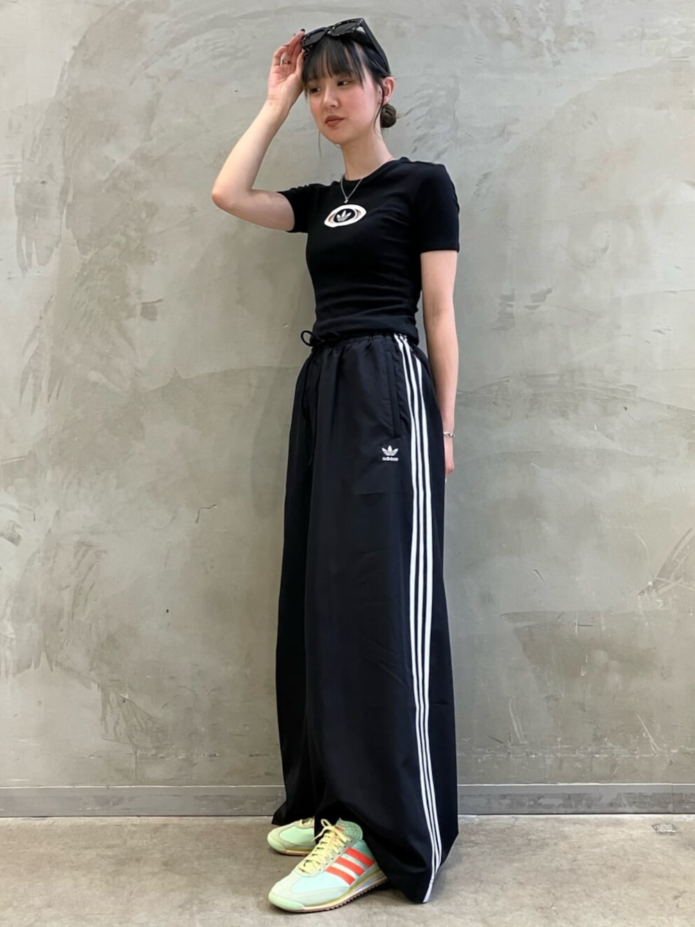 「adidas、adidas originals、アディダス、アディダスオリジナルス、スニーカー、Tシャツ、SL 72」｜「adidasのアディダス オリジナルス 半袖Tシャツ / アディダスオリジナルス adidas Originals（Tシャツ/カットソー、ブラック系）」を使った、RTさん（レディース・160cm）の春コーディネートの1枚目の写真